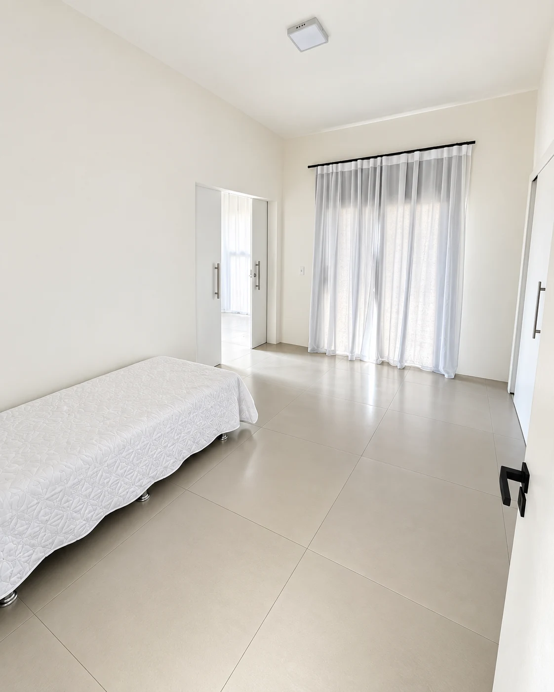 Quarto claro com cortinas brancas