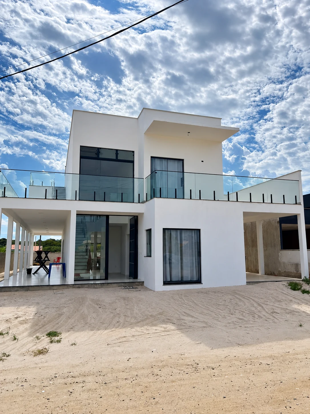 Fachada branca da Casa Branca, com dois pavimentos e detalhes pretos